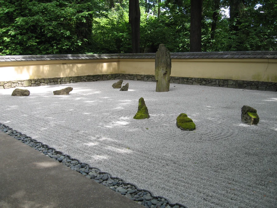Jardín zen sereno con piedras y vegetación